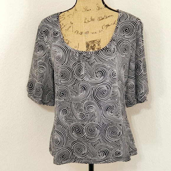 Tops - Black and white Abstract print short sleeve top med/lg